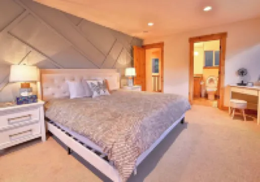 The Elevator House Sleeps 10! Hotels in Kingsbury