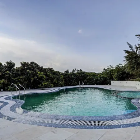 Alaya Stays Fortezza | Pet-Friendly 6-BHK Farmhouse with Private Pool