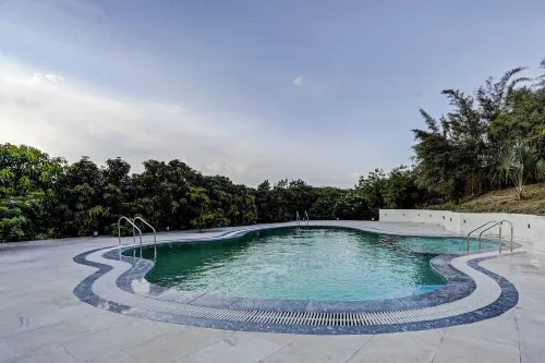 Alaya Stays Fortezza | Pet-Friendly 6-BHK Farmhouse with Private Pool