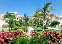 Coral Beach Retreat. Garden view. Steps from pool & beach. 1 mile to Port Lucaya