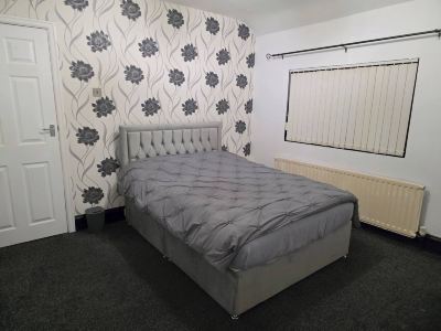Spacious 3 Bed 2 Baths Free WiFi Central Location