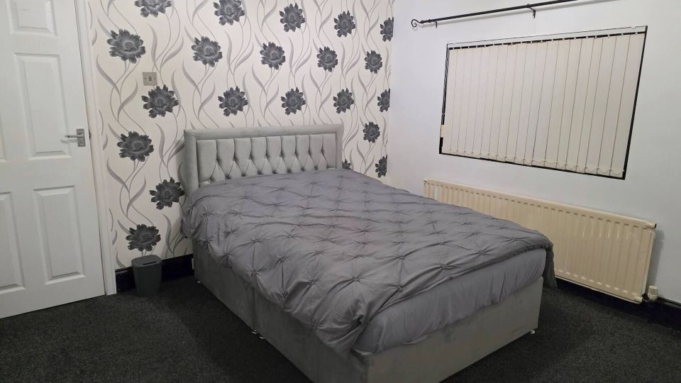 Spacious 3 Bed 2 Baths Free WiFi Central Location