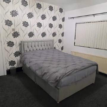 Spacious 3 Bed 2 Baths Free WiFi Central Location