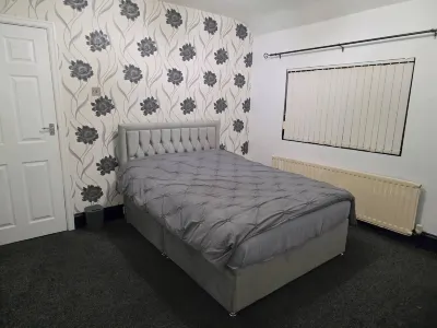 Spacious 3 Bed 2 Baths Free WiFi Central Location Hotels near Middlesbrough