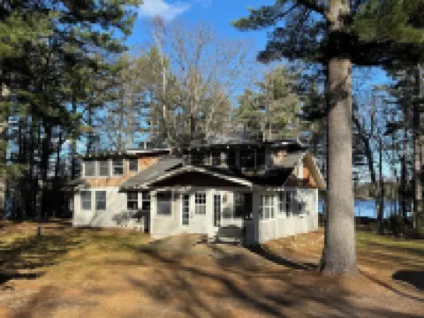 Serene Dragonfly Point at Meta Lake: 3-Acre Property on Private Lake Hotels in Lincoln