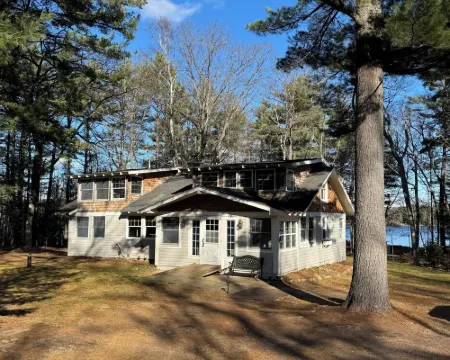 Serene Dragonfly Point at Meta Lake: 3-Acre Property on Private Lake Hotels in Lincoln