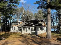 Dragonfly Point at Meta Lake: 5-bedroom cottage on 3 acres. Pet friendly! Hotel a Lincoln
