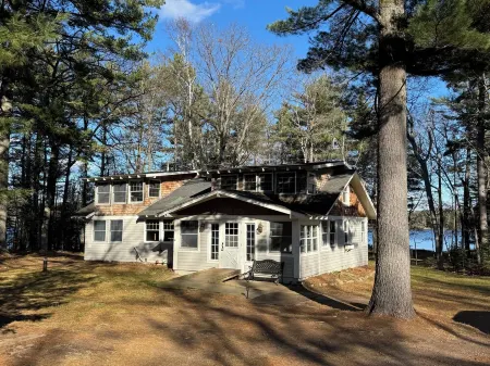 Dragonfly Point at Meta Lake: 5-bedroom cottage on 3 acres. Pet friendly!