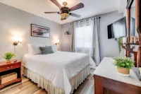 Beachside Retreat: 2BR Luxury Condo  King Bed