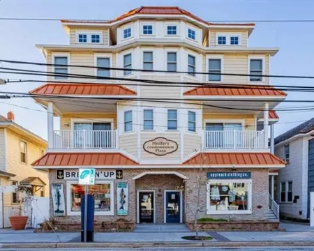 Perfect Family Getaway in the Heart of Town – Close to the Beach! 海島城酒店