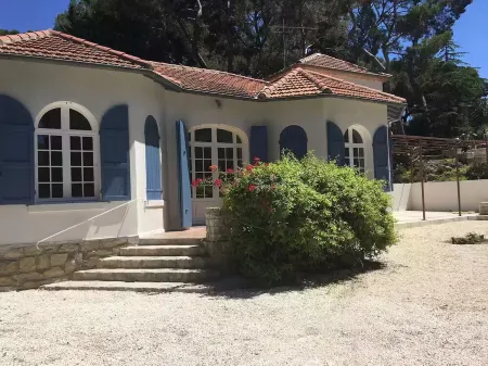 Charming villa with quiet garden 100m from the sea and Les Lecques beach!