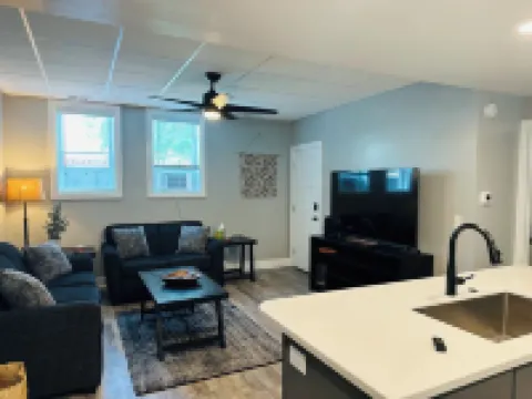 Charming 1-bedroom apartment downtown Frankfort 3 blocks from the beach!