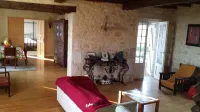 Propriété Composée de Deux Maisons, Près Cahors. Piscine, Pool House et Tennis فنادق في Montpezat-de-Quercy