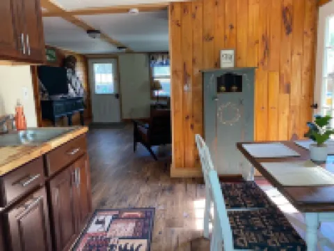 Charming 1-bedroom apartment with WiFi and AC in beautiful Indian Lake. 哈密爾頓縣酒店