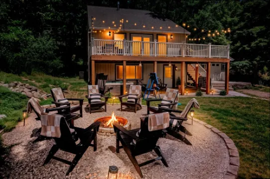 Close to Skiing! Family Fun! 4 Private Bedrooms, Hot Tub, Game Room