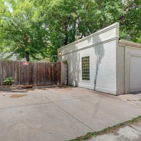 Walkable Apt w/ Off-street Parking in Cheesman!