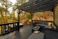 Bailey Treetop Retreat: Spacious, Hot Tub, Pool Table, Yoga, Family, Views