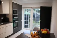 3brs,2.5bthrms, WIFI, gated parking for 2 cars, Discount on Long Term bookings! Các khách sạn ở Wythenshawe