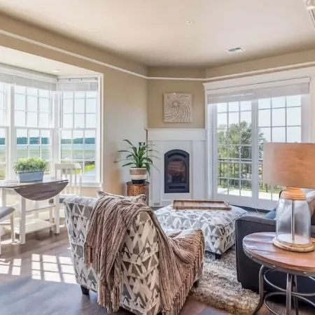 “Inn on the Harbor” Stunning sunsets, centrally located, cozy getaway!