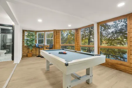 Modern Lakeside Mountain Retreat With Cabin Charm