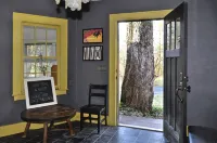 HUGE KITCHEN 4 Private Acres, 7 Min to Town, WiFi, AC, Fireplace