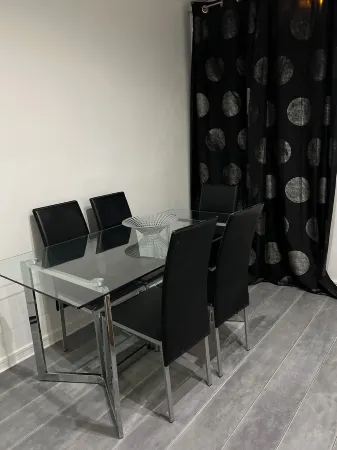 Duplex apartment in Elancourt, Olympic site, close to all amenities Отели в г. Еланкур