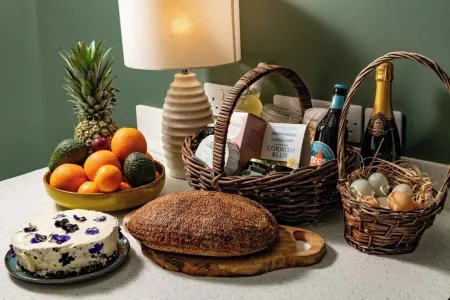 Escape to Poldurra – Luxurious Cornish Retreat with Hot Tub, Pizza Oven & Views Отели рядом с достопримечательностью «Housel Bay Beach»