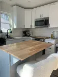 Coastal Calm • 2 Bed • Pet Friendly • 1 Block from the Bay