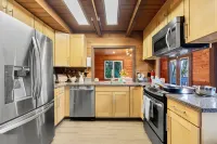 Charming 3-bedroom cabin in Woodinville with AC, WiFi