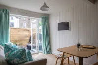 Wave apartment is ideal for up to four guests offering a retreat by the sea. Hotels in Abersoch