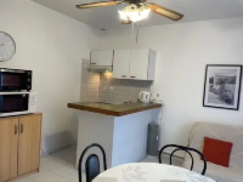 Apartment F2 with small garden on first floor, quiet, 200 m cure Hotels in Lamalou-les-Bains