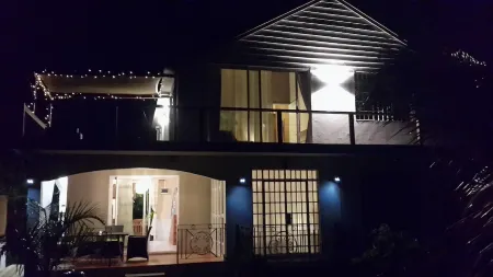 Sea front beach house With Rental car included Отели рядом с достопримечательностью «Касела Уорлд оф Адвенчерс»