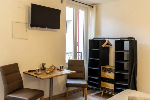 Charming modern apartment in a quiet Provencal house in Eyragues Alpilles Hotels in Eyragues