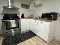 Cozy Private Bachelor Unit King Size bed. Hotels in Riverview