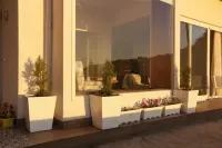 The Blue Door - Luxurious home with a Sunset View Hotels in Barog