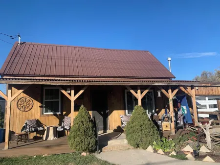 Charming 2-bedroom Vintage 1921 Cottage w/ Mountain Views in lovely Heber City!