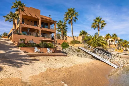 Beautiful Waterfront Villa with loading dock!