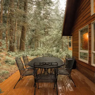 Family Cabin on Quiet Cul-de-Sac with Hot Tub and Cedar Sauna near Mt Baker