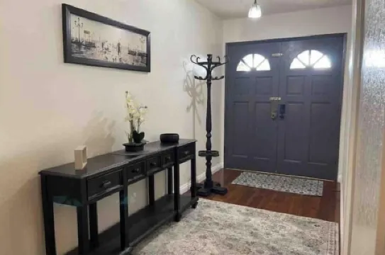 Cheerful 6 bedroom home with indoor fireplace.