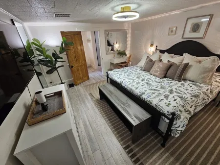 Happy Victorian charming 4-bedroom house in historic DeFuniak Springs Отели в г. Дефьюниак Спрингс