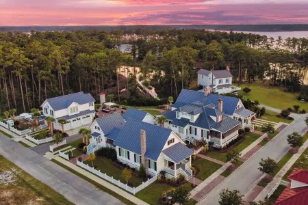 The Boathouse at River Dunes, Private Coastal Retreat with Pool & 4 Guest Houses