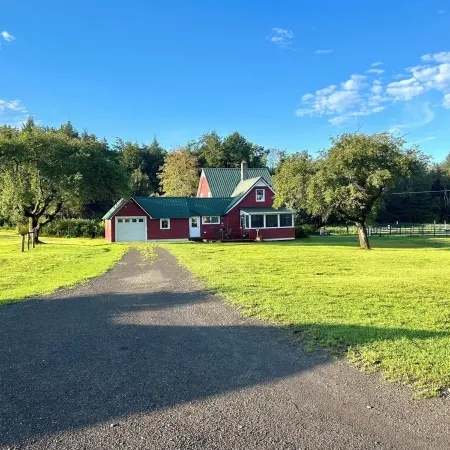 Charming Historic 4 Bdrm Farmhouse AC secluded, centrally located, fishing pond