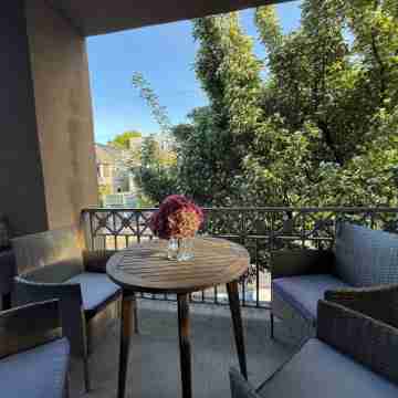 Luxury 2bd/2.5 bath fully furn townhome in best area near NW 23rd & trails. Others