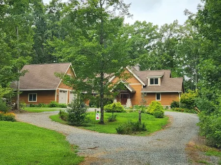 400ft private waterfront home, fireplace, boathouse, kayaks, DOG FRIENDLY