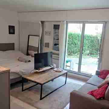 Luminous Studio Champs Elysées with  terrace. Rooms