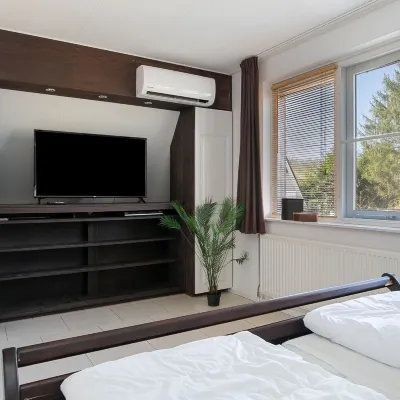 Luxurious country house with whirlpool, sauna and private swimming pool Hotels in Schoonlo