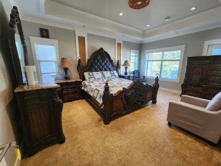 Huge size Private room, King size Bed with attached washroom, walk in closet