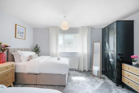 Charming 3-Bedroom Townhouse with Coastal Elegance Отели рядом с достопримечательностью «St. Andrew & St. George»