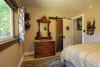 Historic 2.5-bedroom cabin w/sleeping porch