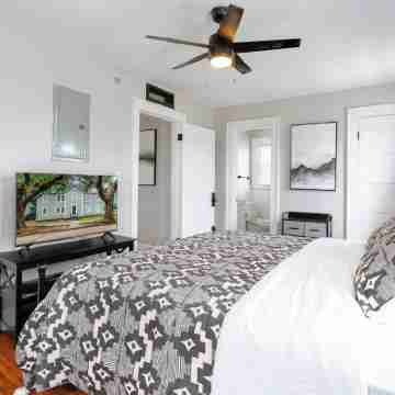 Cozy 1-bedroom apartment in lovely Mobile with WiFi, AC Rooms